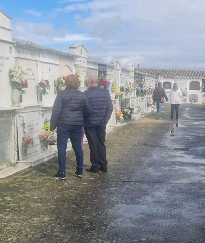 Imagen secundaria 2 - Los arroyanos vuelven a visitar el cementerio durante el Día de Todos los Santos
