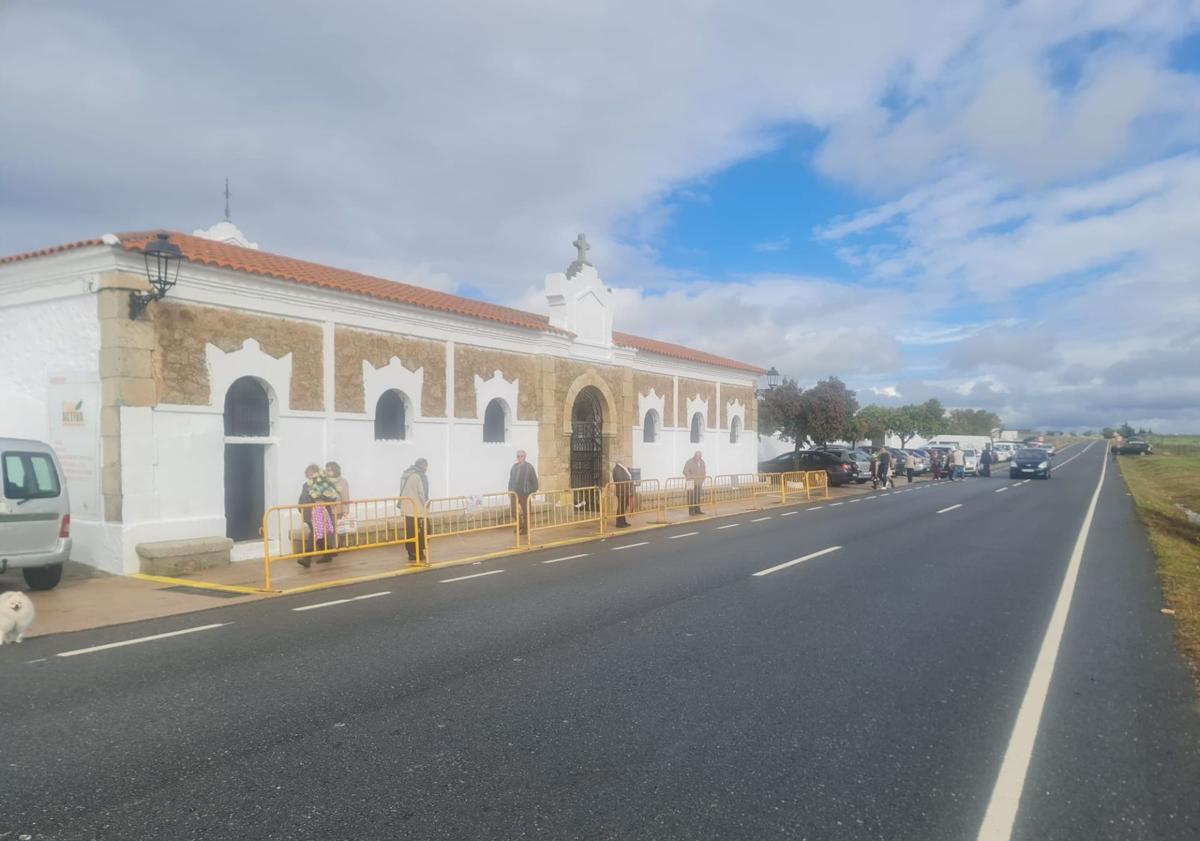 Imagen principal - Los arroyanos vuelven a visitar el cementerio durante el Día de Todos los Santos