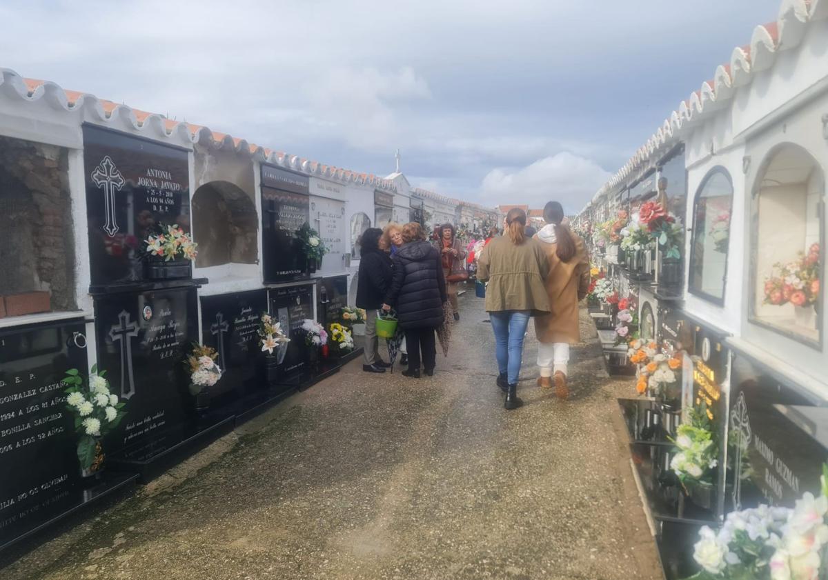 Imagen principal - Los arroyanos vuelven a visitar el cementerio durante el Día de Todos los Santos