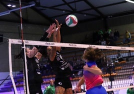 Bloqueo doble de Isa Espino y Juliana Sandes.