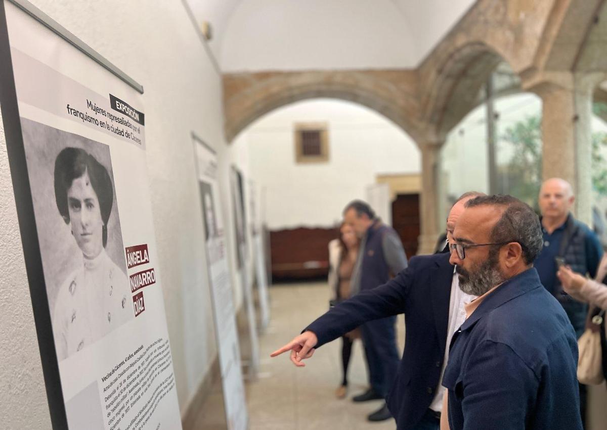 Imagen secundaria 1 - Inauguración de la exposición.