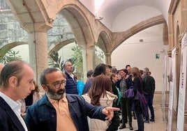 Miguel Ángel Morales ante el retrato de Polonia.