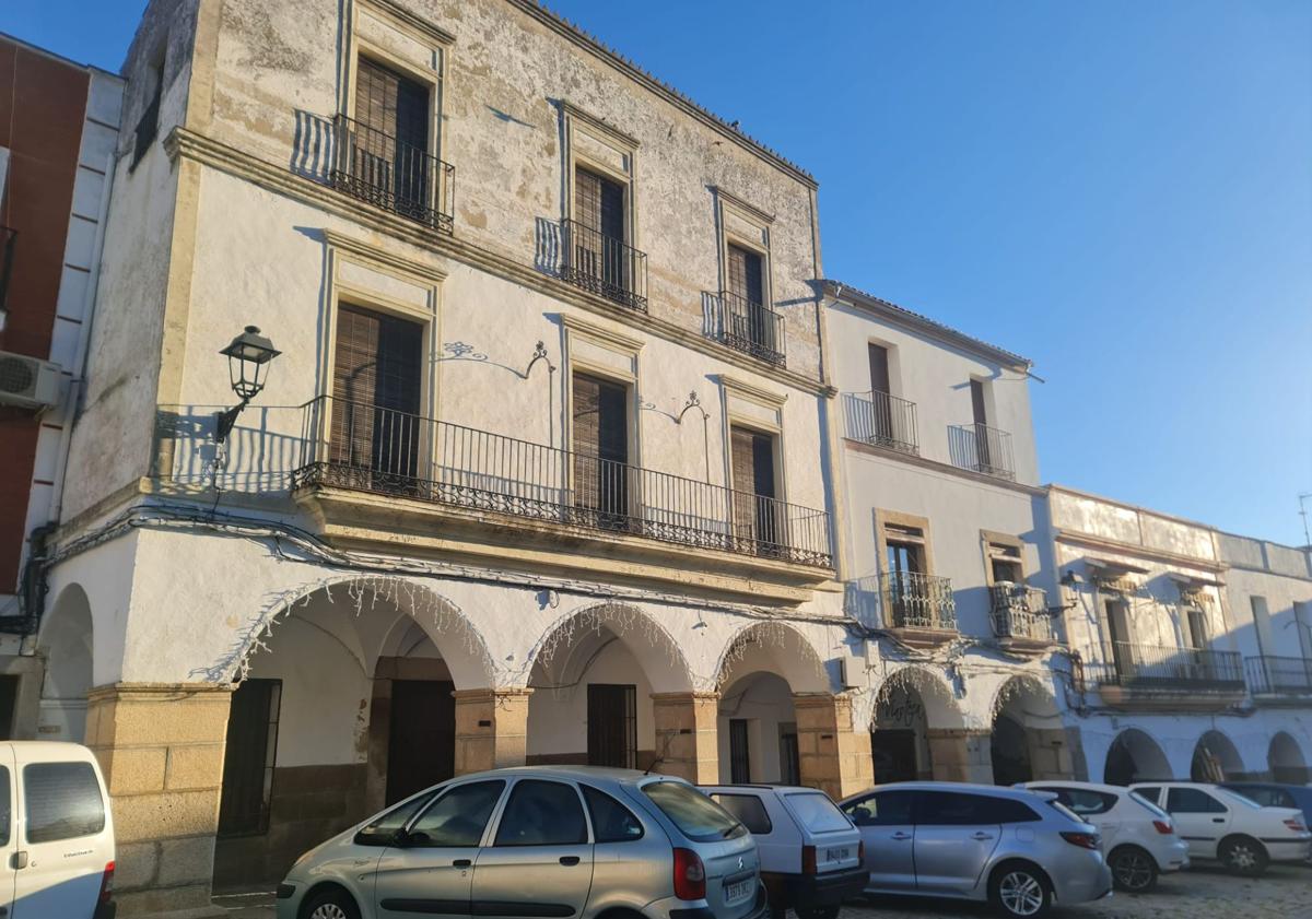Imagen principal - Luces ya colocadas en lo soportales y la fachada de la iglesia.