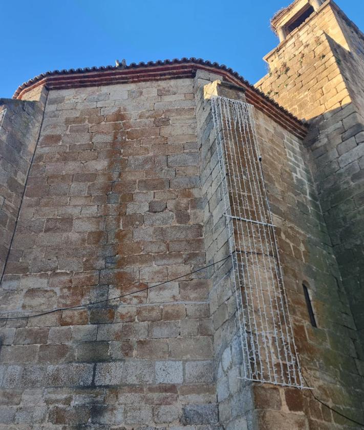 Imagen secundaria 2 - Luces ya colocadas en lo soportales y la fachada de la iglesia.