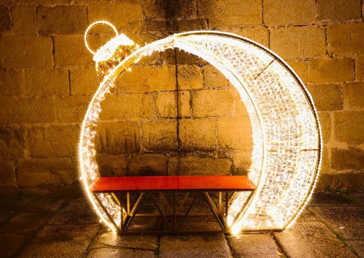 Imagen secundaria 1 - La bola selfie luciendo iluminada durante las pasadas Navidades. 