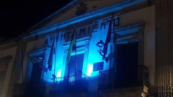 El Ayuntamiento se ilumina de azul por el Día Mundial de la Infancia