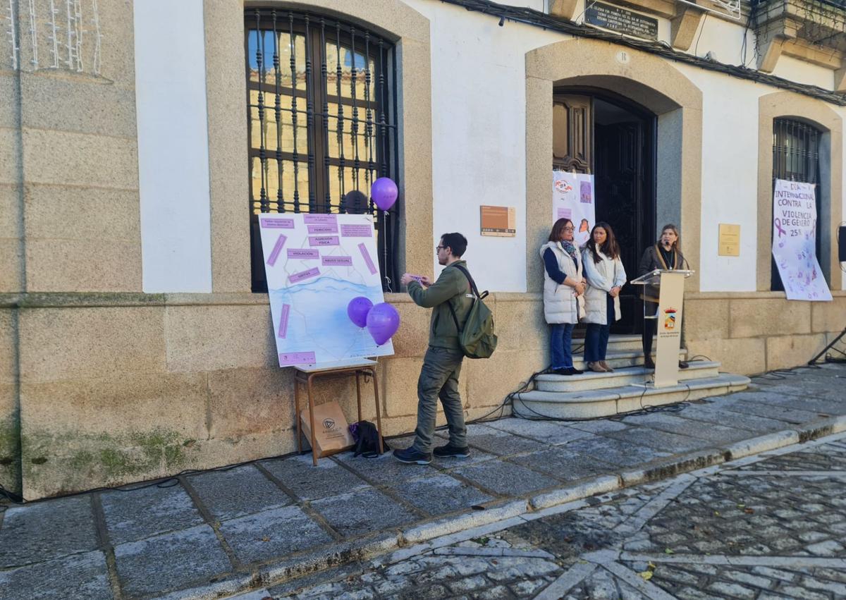 Imagen secundaria 1 - Arroyo de la Luz se concentra contra la Violencia de Género