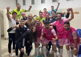 El equipo arroyano celebrando la victoria en el vestuario.