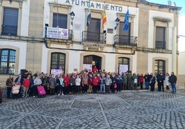 Los arroyanos han vuelto a reunirse frente al Ayuntamiento para luchar contra la violencia de género.