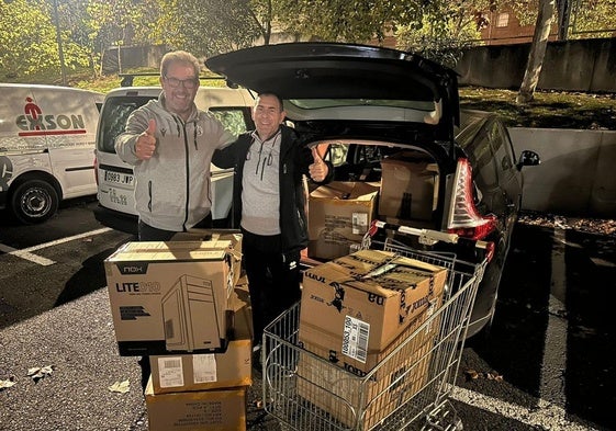 Gómez haciendo entrega de las cajas de ayuda.