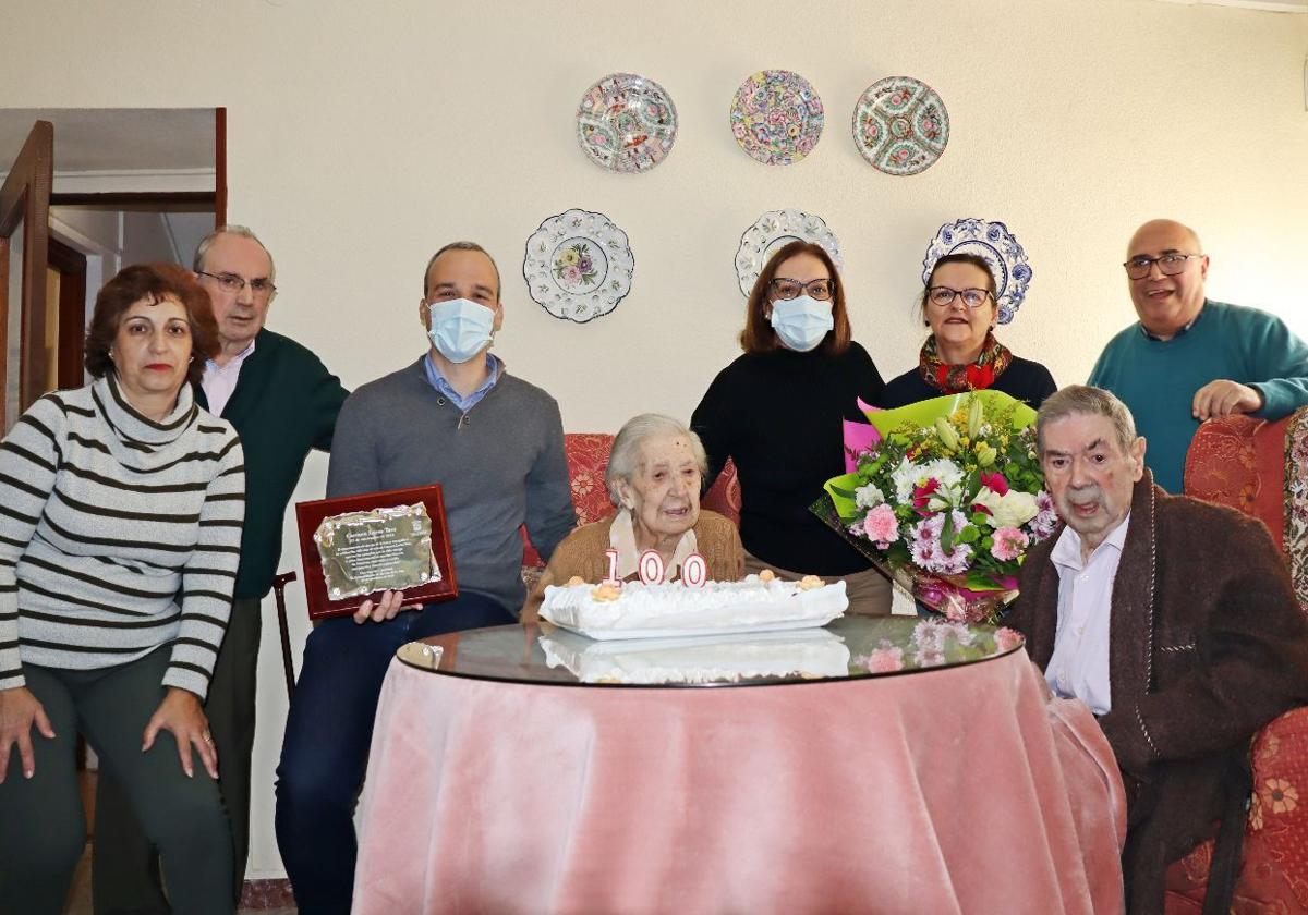 El alcalde Carlos Caro y la concejala Mercedes Pérez, junto a la cumpleañera Carmen Lucas y su familia.