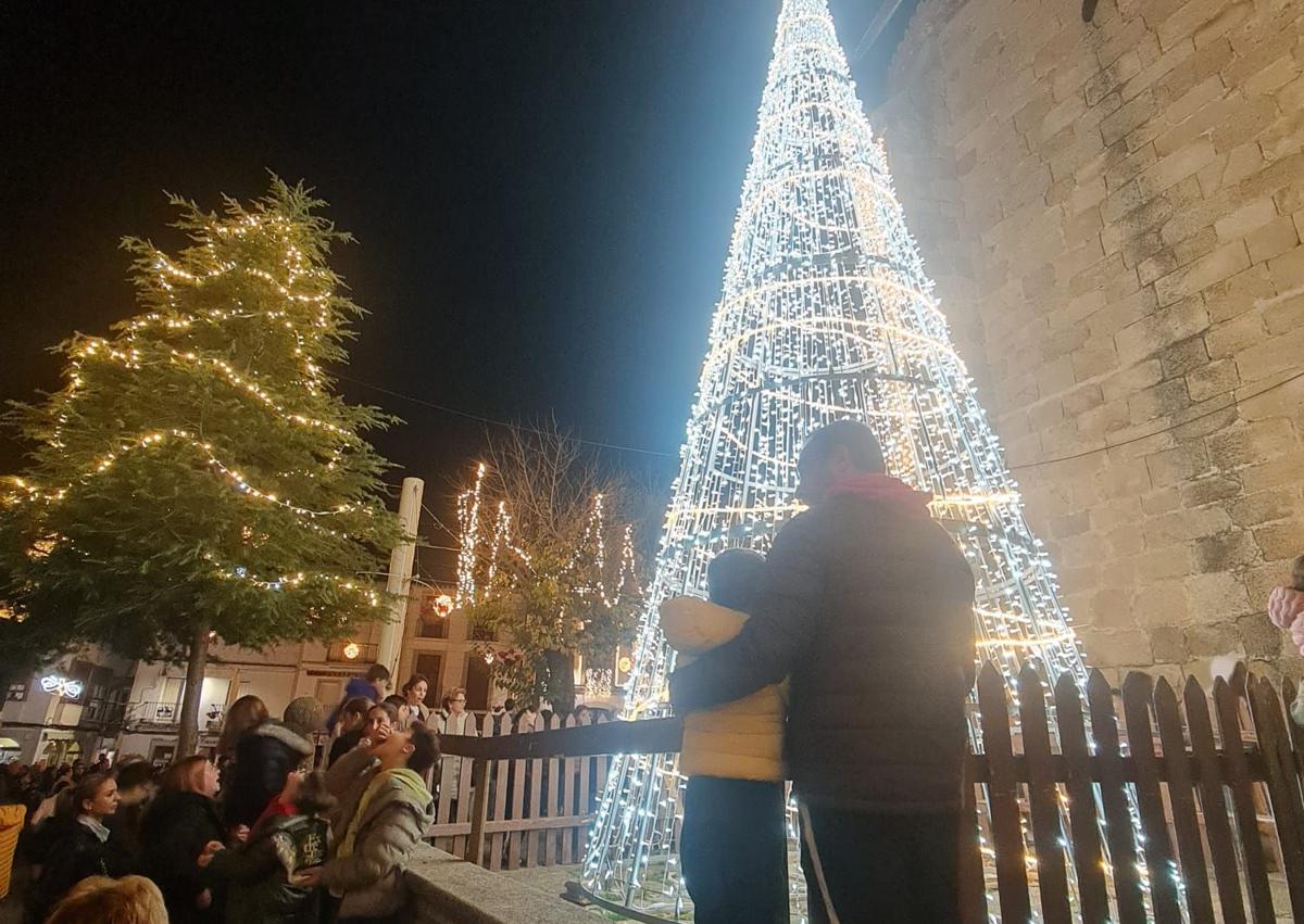 Imagen secundaria 1 - Arroyo de la Luz se viste de Navidad