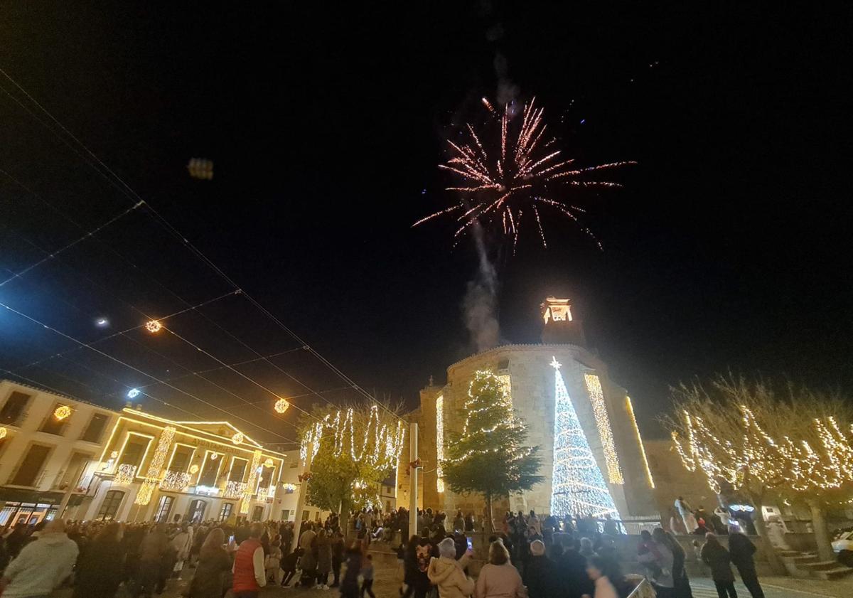 Imagen principal - Arroyo de la Luz se viste de Navidad