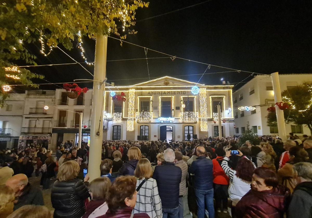 Imagen principal - Arroyo de la Luz se viste de Navidad