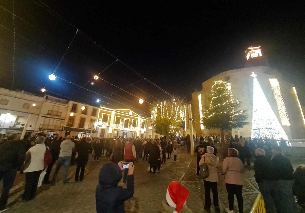 Imagen principal - Arroyo de la Luz se viste de Navidad