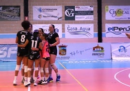 Flavia Lima anima a sus jugadoras en un momento de un partido.