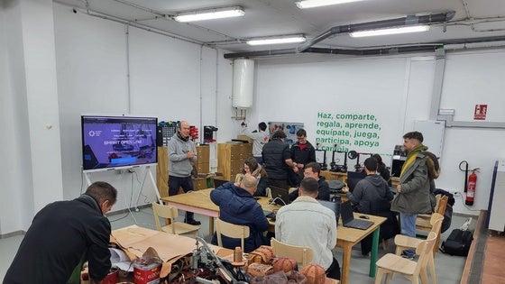 Técnicos de la Red Circular FAB, emprendedores y empresas extremeñas se dieron cita en el taller de trabajo en cuero en el Circular FAB arroyano