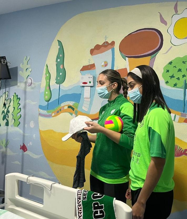 Imagen secundaria 2 - El Extremadura Arroyo lleva regalos a los niños de Pediatría del Hospital SPA