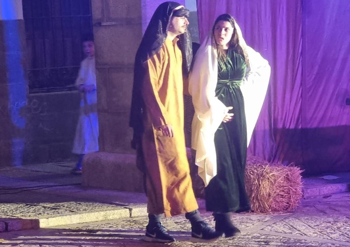 Imagen secundaria 1 - La Plaza de la Constitución volvió a viajar en el tiempo con la representación del Belén Viviente