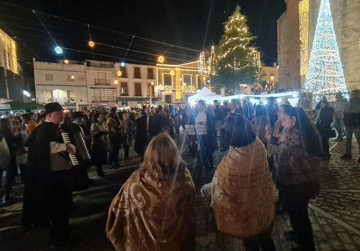 Imagen principal - La Plaza de la Constitución se llenó un año más con el Mercado Navideño