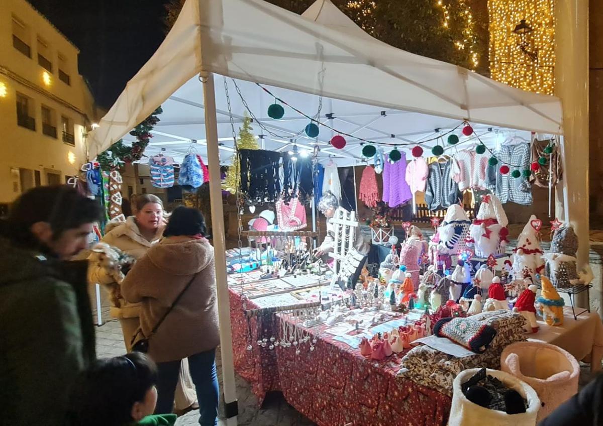 Imagen secundaria 1 - La Plaza de la Constitución se llenó un año más con el Mercado Navideño