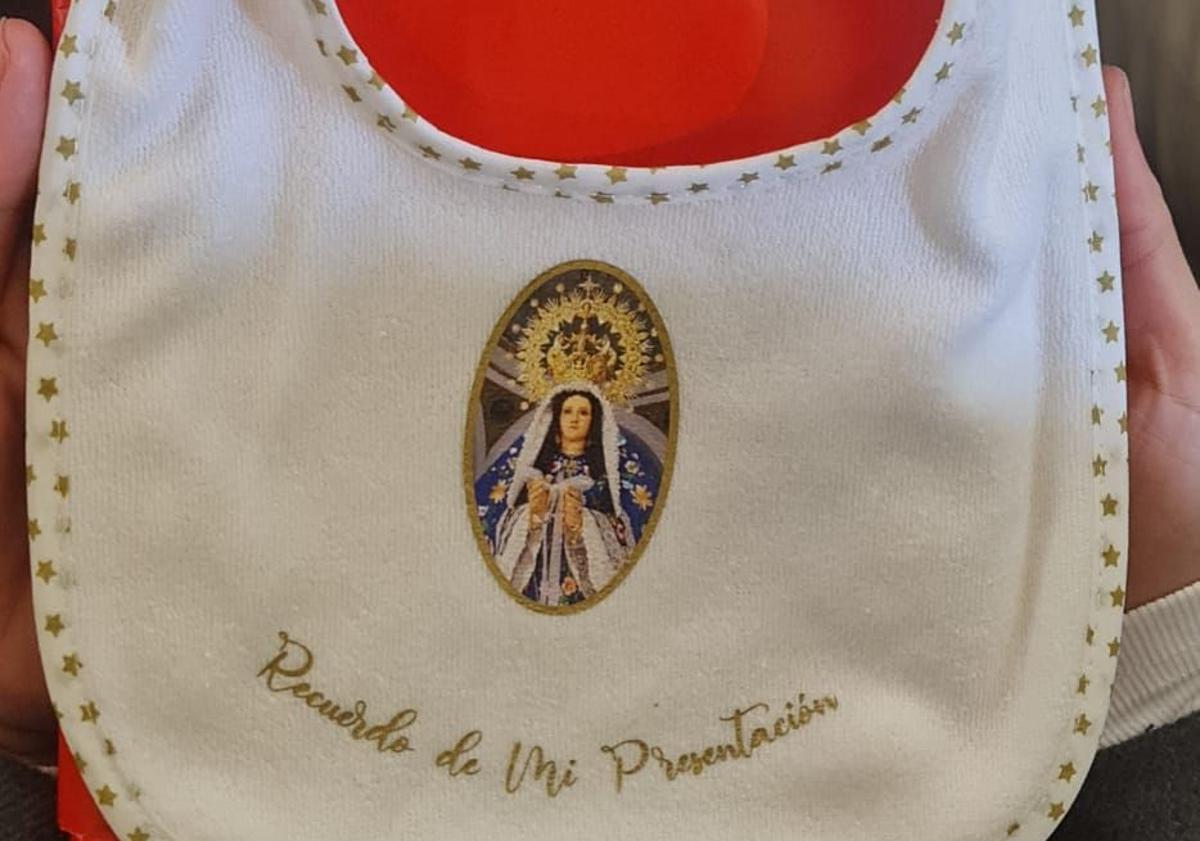 Imagen principal - Emotivo acto de presentación de los niños a la Virgen de la Luz