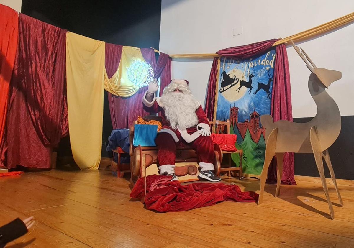 Imagen principal - Papá Noel recibió las cartas de los niños de Arroyo de la Luz