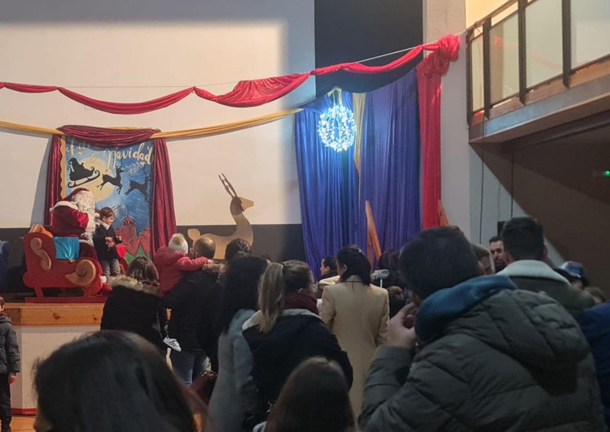 Imagen secundaria 1 - Papá Noel recibió las cartas de los niños de Arroyo de la Luz