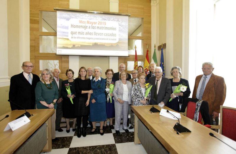 Foto de familia de los homenajeados, ayer en el salón de plenos junto a la alcaldesa Lorenzo Cordero