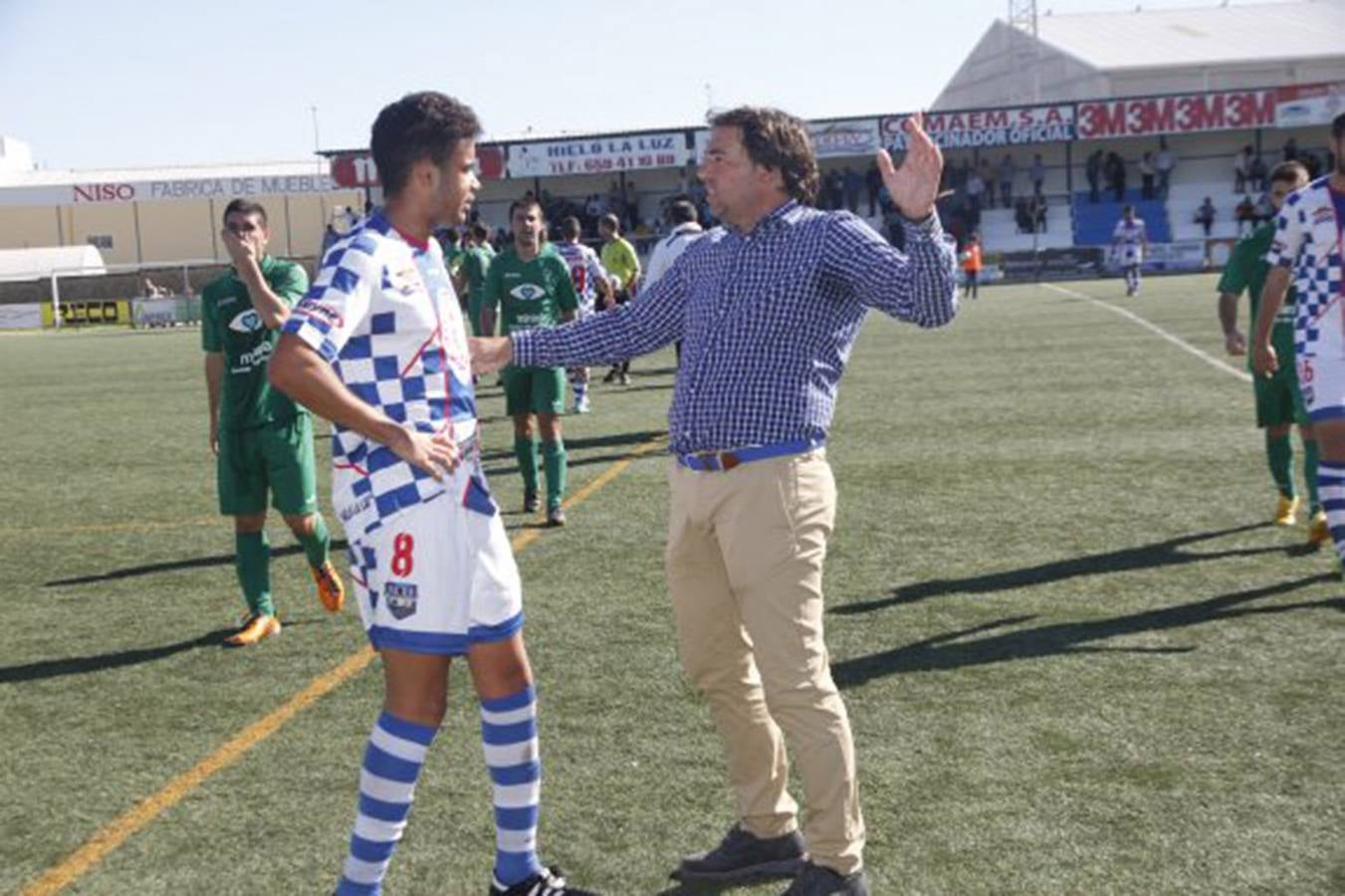 Adolfo intercambia impresiones con Pablo Ganet.