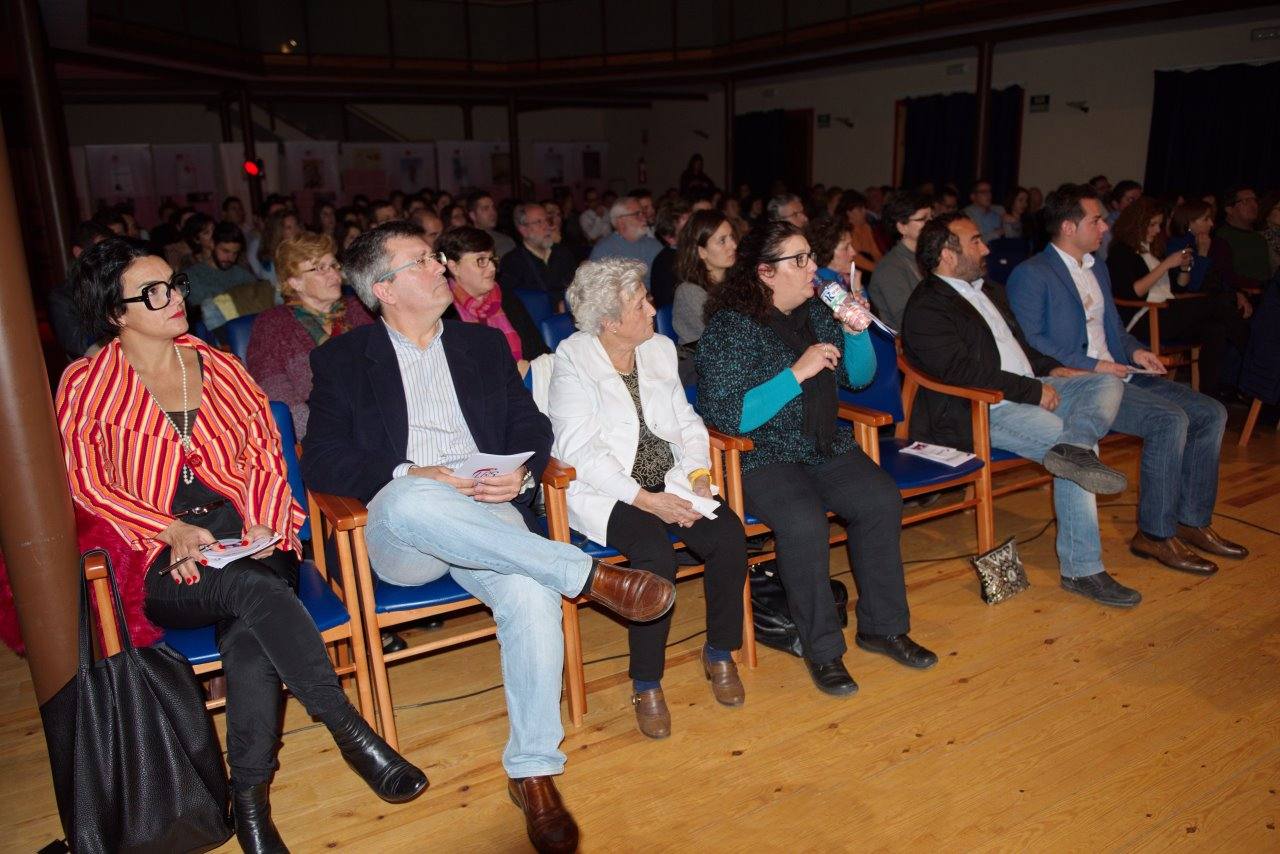 Galardonados, familares y público asistente.