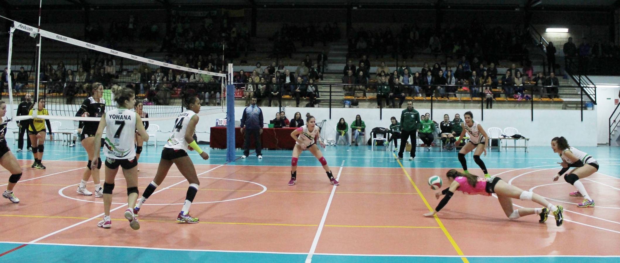 Bea Gómez realiza una espectacular defensa en plancha.