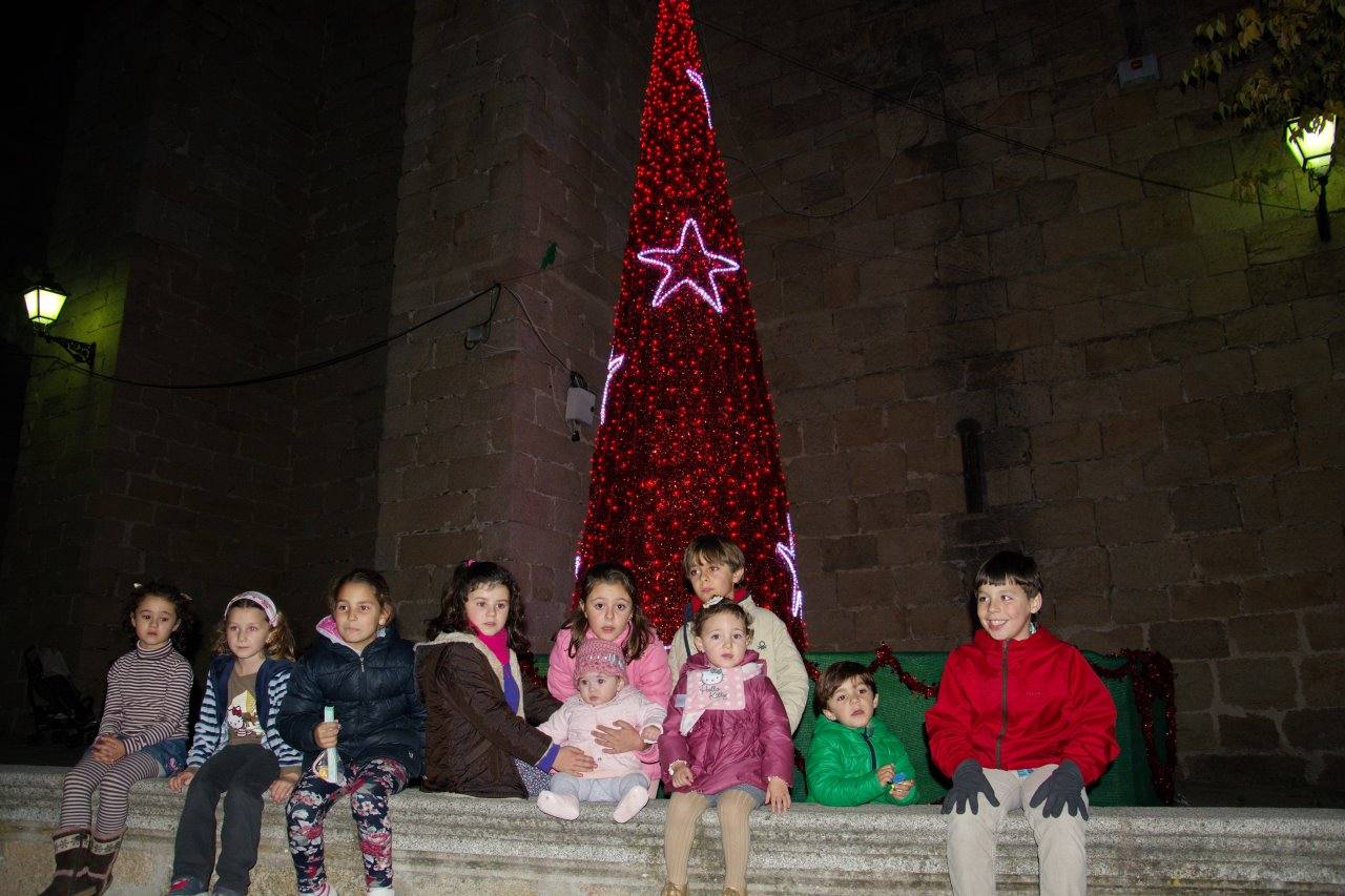 Pequeños disfrutando de la Navidad junto al árbol de la Plaza de la Constitución.