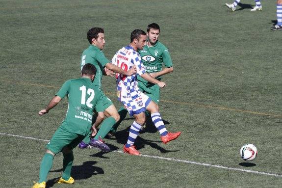 Jorge Pina, rodeado de futbolistas del Fuente de Cantos. 