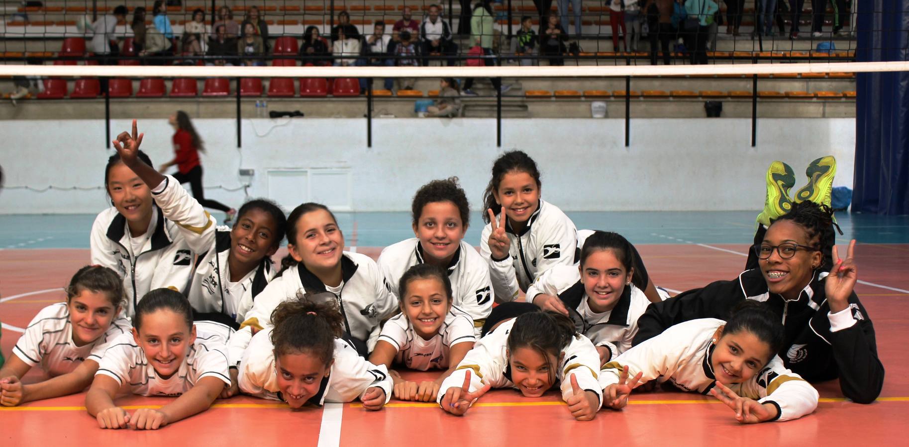 La central brasileña Jessika Soares, junto al equipo alevín que dirige. NINA BAÑEGIL