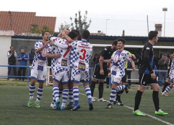 Los jugadores del Arroyo celebran el gol de Pino ante el Coria. 