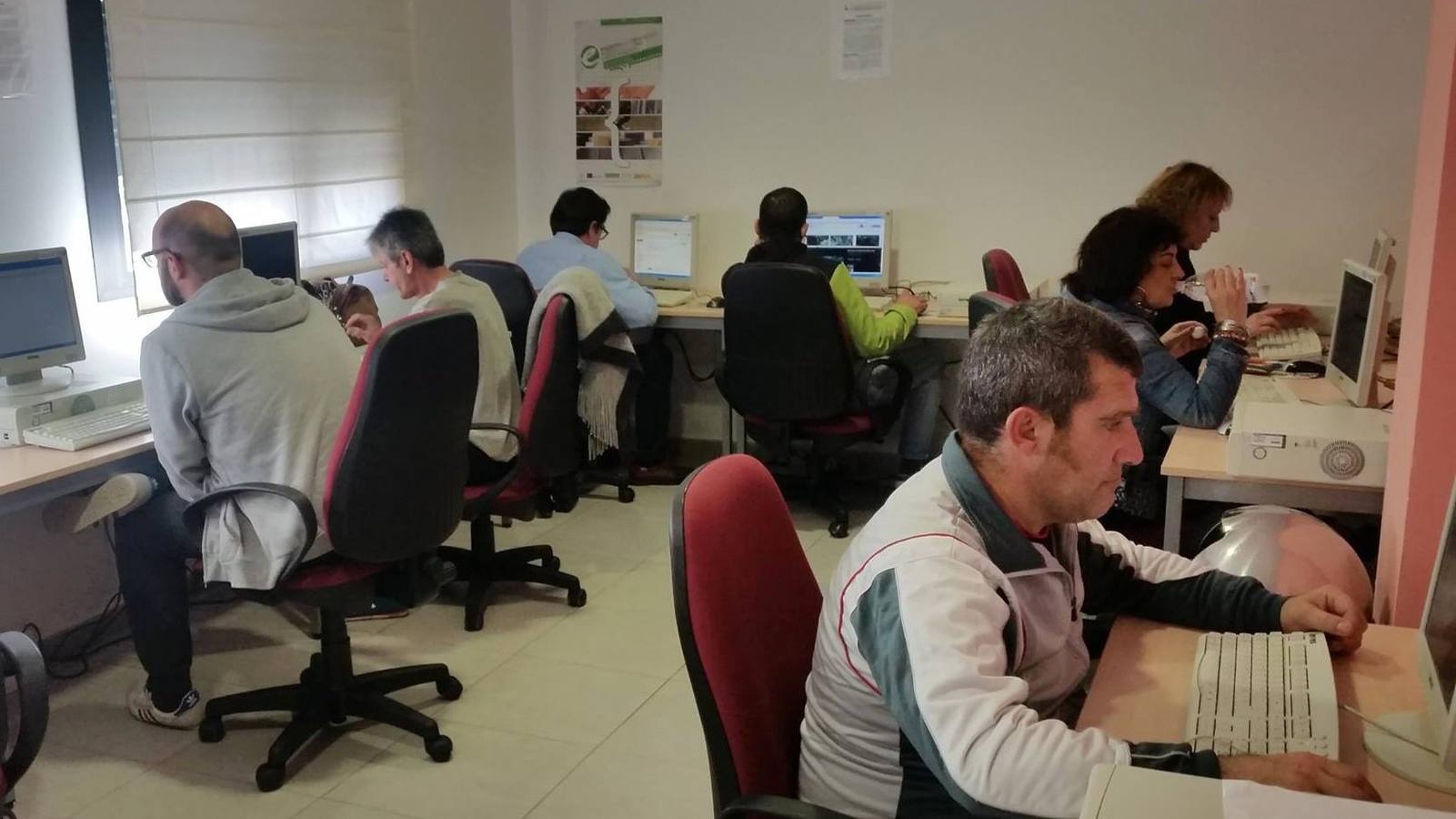 Celebración de uno de estos talleres de competencias digitales básicas. 