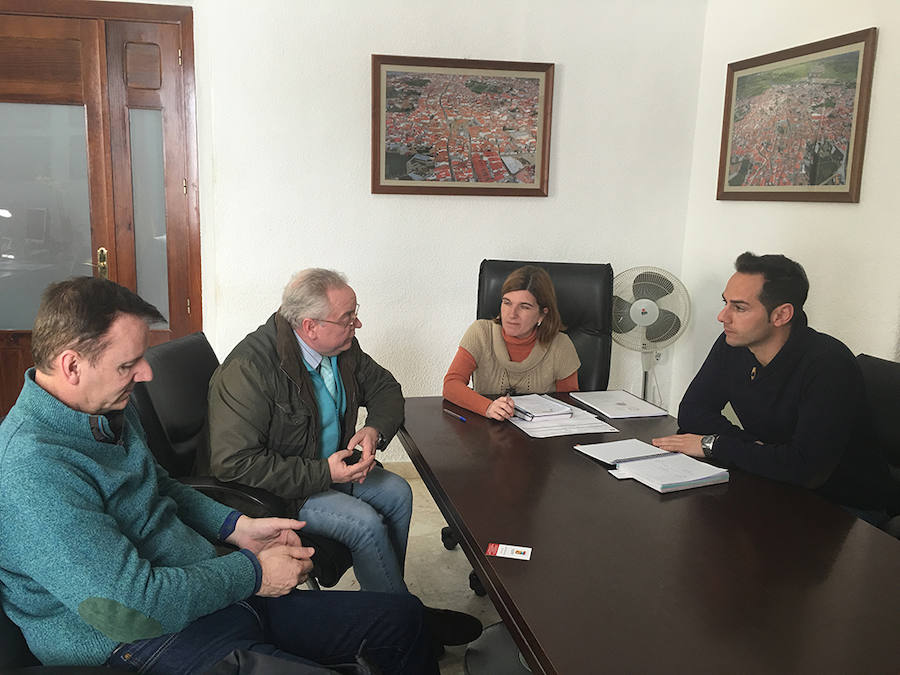 Durante la reunión del equipo de gobierno con URVIPEXA. 