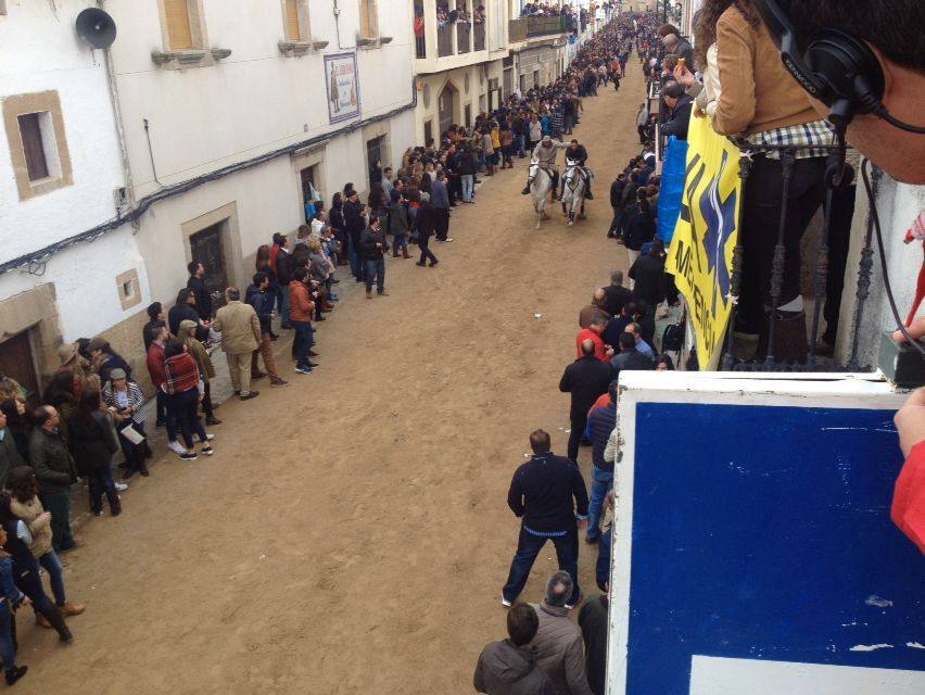 Jinetes galopan con sus caballos por La Corredera. 