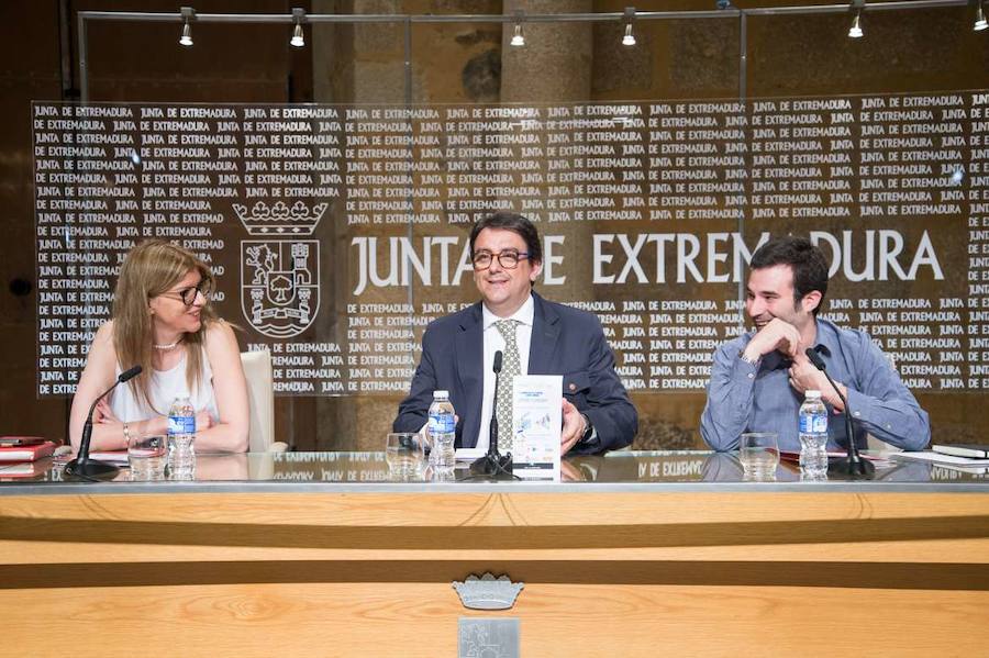 El consejero de Sanidad presenta el II Concurso de Cortos con el Móvil ‘Jóvenes y Consumo’ ‘No es un corto, no me corto’