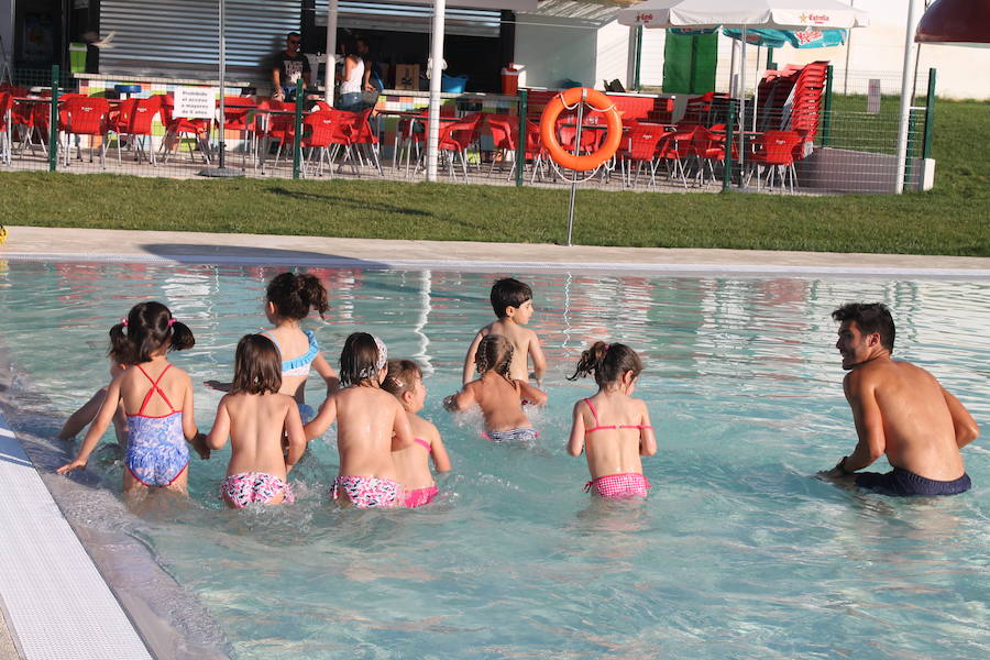 Durante los cursos de natación infantil. 