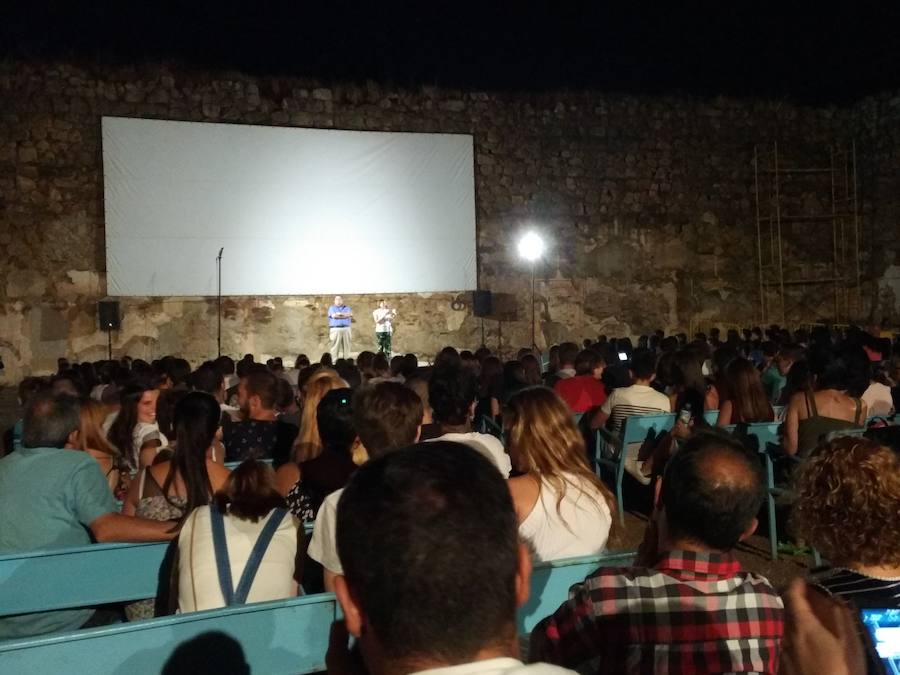 Isabel Molano junto a David Garrido, director de la Filmoteca de Extremadura, frente al gran número de espectadores en el Castillo de los Herrera'. 