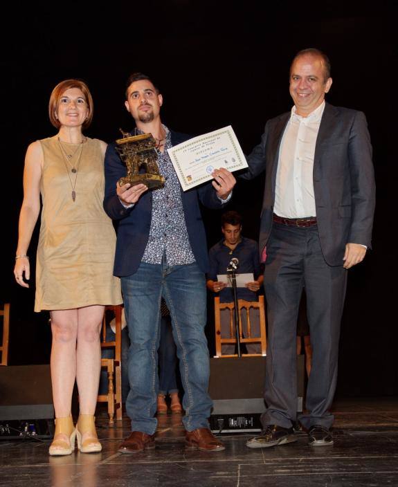 José María Caldito Ruiz, ganador de la edición anterior, junto a la alcaldesa y Santos Jorna. 