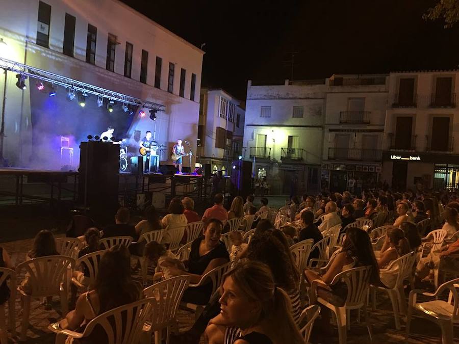 Concierto del grupo de rock arroyano 'La Estación Seca' celebrado el domingo dentro de la programación de las fiestas. 