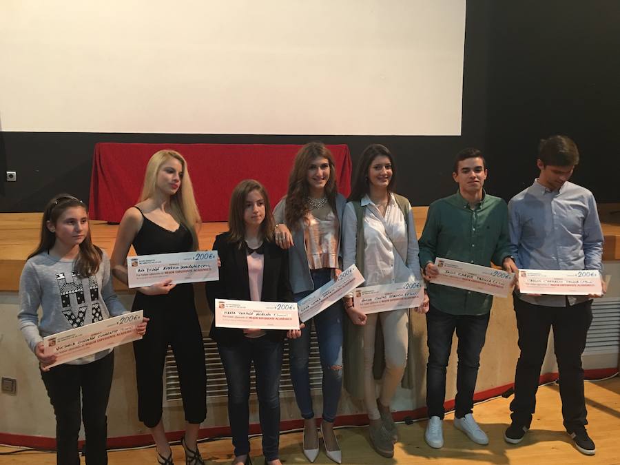 Alumnos premiados por su mejor expediente en el curso 2015-2016. 