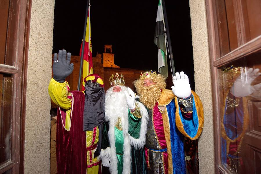 Los Reyes Magos saludan desde el balcón del Ayuntamiento. 