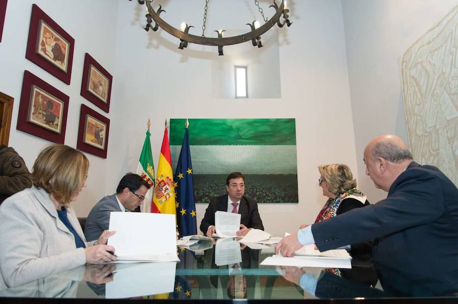 Las autoridades en la firma del convenio. 