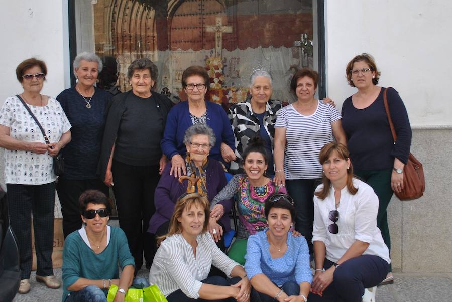 Mujeres haciendo la Cruz de Mayo. OFICINA DE TURISMO