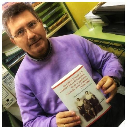 Autor con la obra premiada 