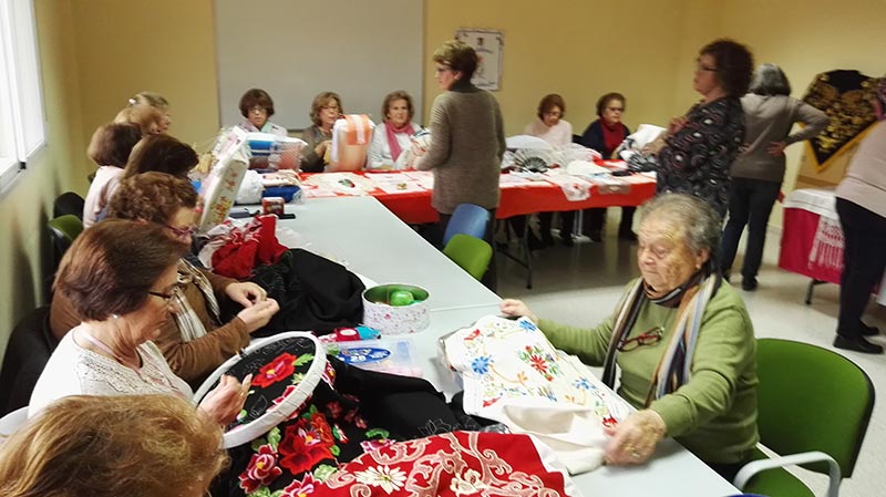 fotografía de las participantes en uno curso de bordado realizado en ediciones pasadas